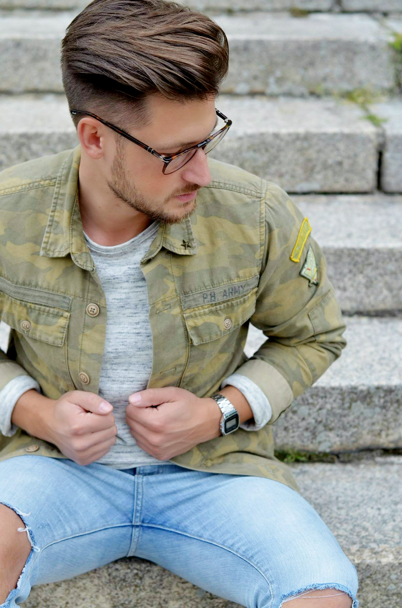TommeezJerry-Männerblog-Berlin-Outfit-Camouflage-destroyed-Jeans-Casio-Uhr