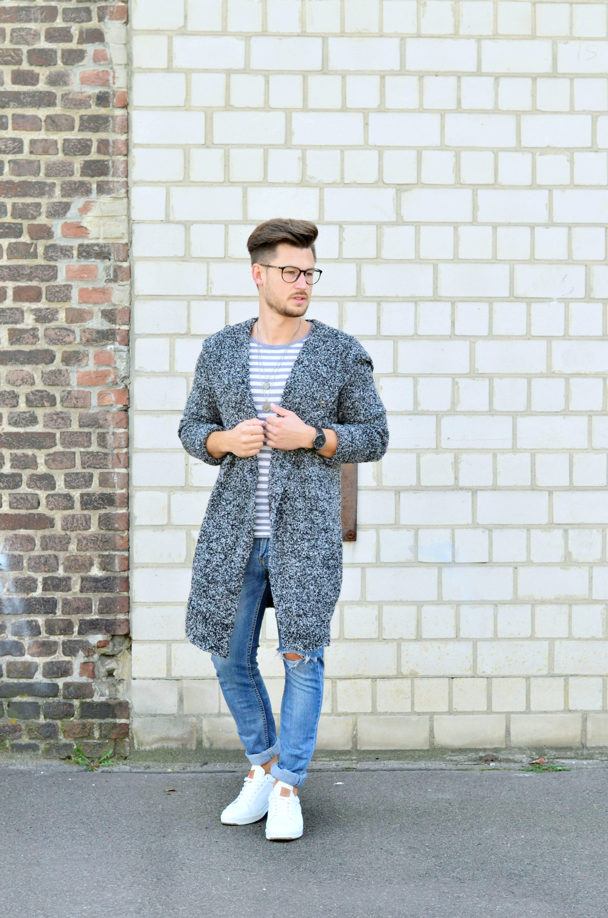 Männer-Blog-Berlin-Outfit-Cardigan-Jeans-Streifenshirt-Sneaker-Brille