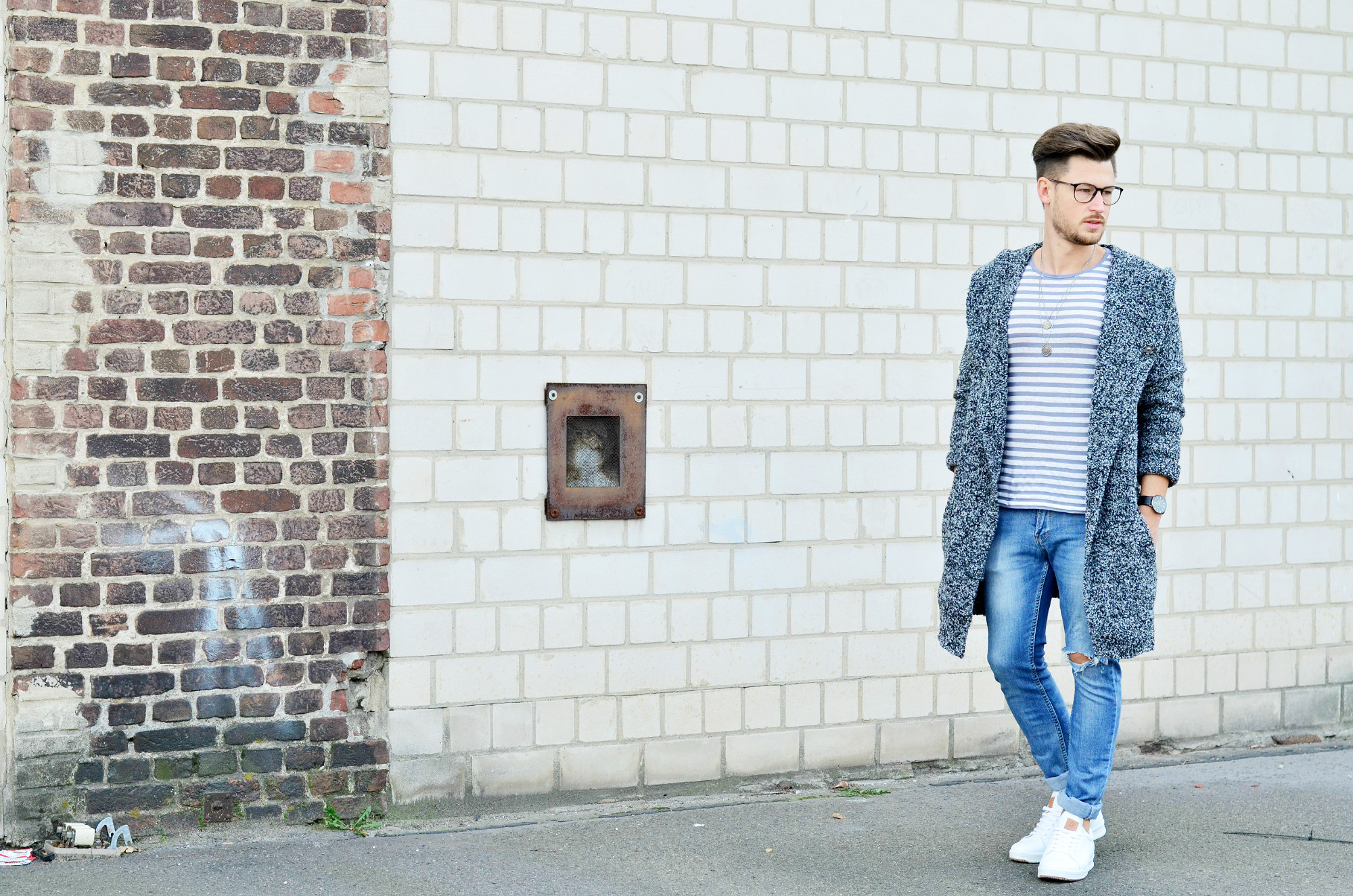 Männer-Blog-Berlin-Outfit-Cardigan-Jeans-Streifenshirt-Sneaker
