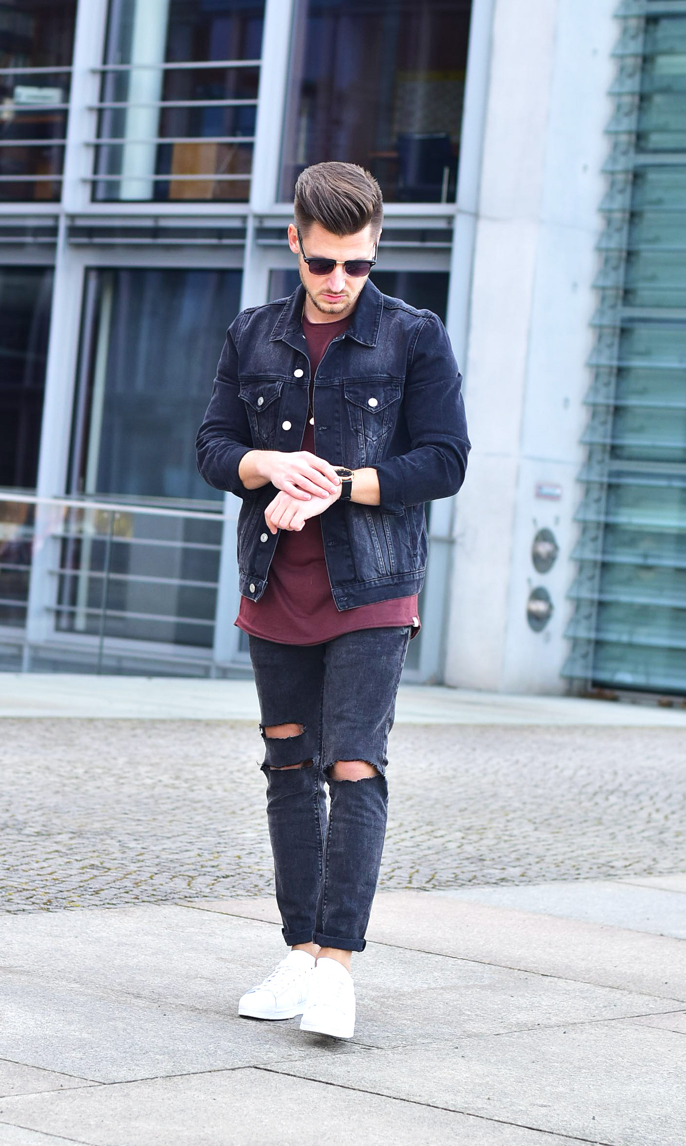Tommeezjerry-Styleblog-Männerblog-Modeblog-Berlin-Outfit-Jeanslook-Ripped-Jeans-Jeansjacke-Adidas-Superstar-Adidas-Longshirt-Goldschmukc