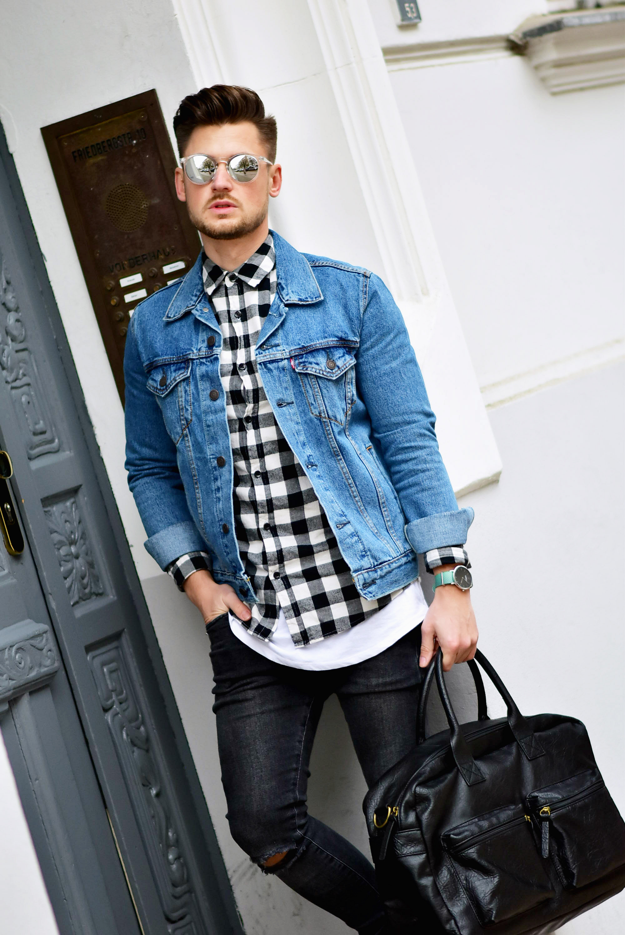 Tommeezjerry-Styleblog-Männerblog-Modeblog-Berlin-Outfit-Jeanslook-Ripped-Jeans-Jeansjacke-Levis-Converse-Chucks-Travelbag