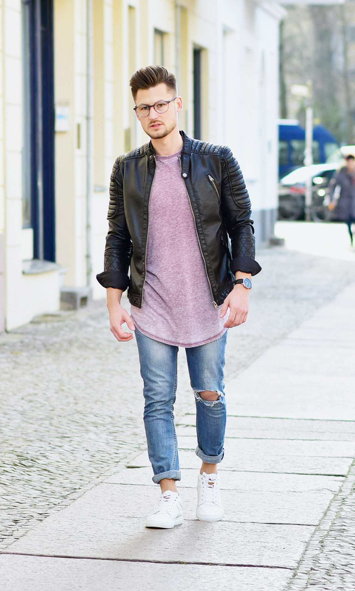 Tommeezjerry-Styleblog-Männerblog-Modeblog-Berlin-Outfit-Casual-Streetlook-Ripped-Jeans-Lederjacke-Bikerjacke-Weiße-Sneaker