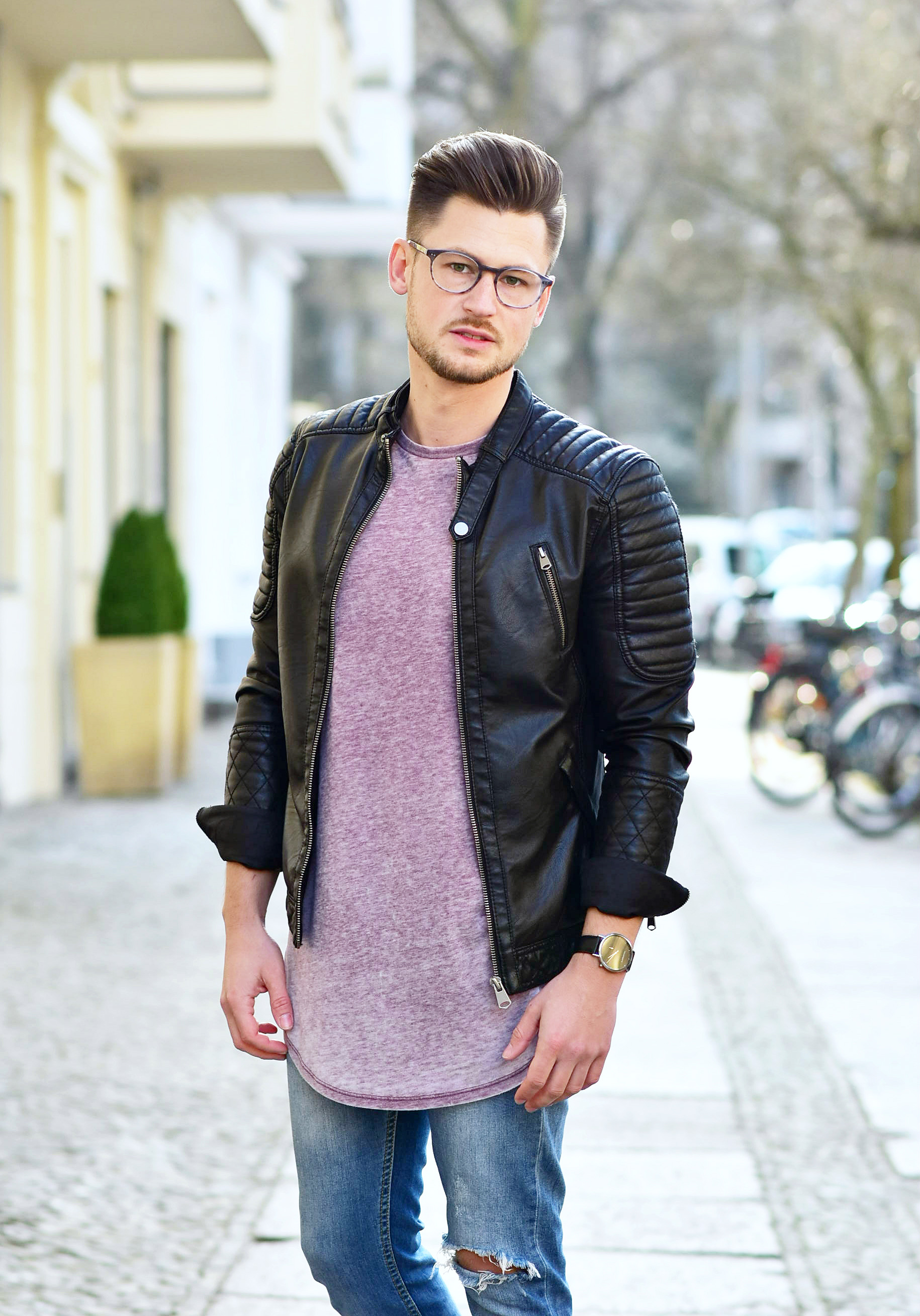 Tommeezjerry-Styleblog-Männerblog-Modeblog-Berlin-Outfit-Casual-Streetlook-Ripped-Jeans-Lederjacke-Bikerjacke-Weiße-Sneaker
