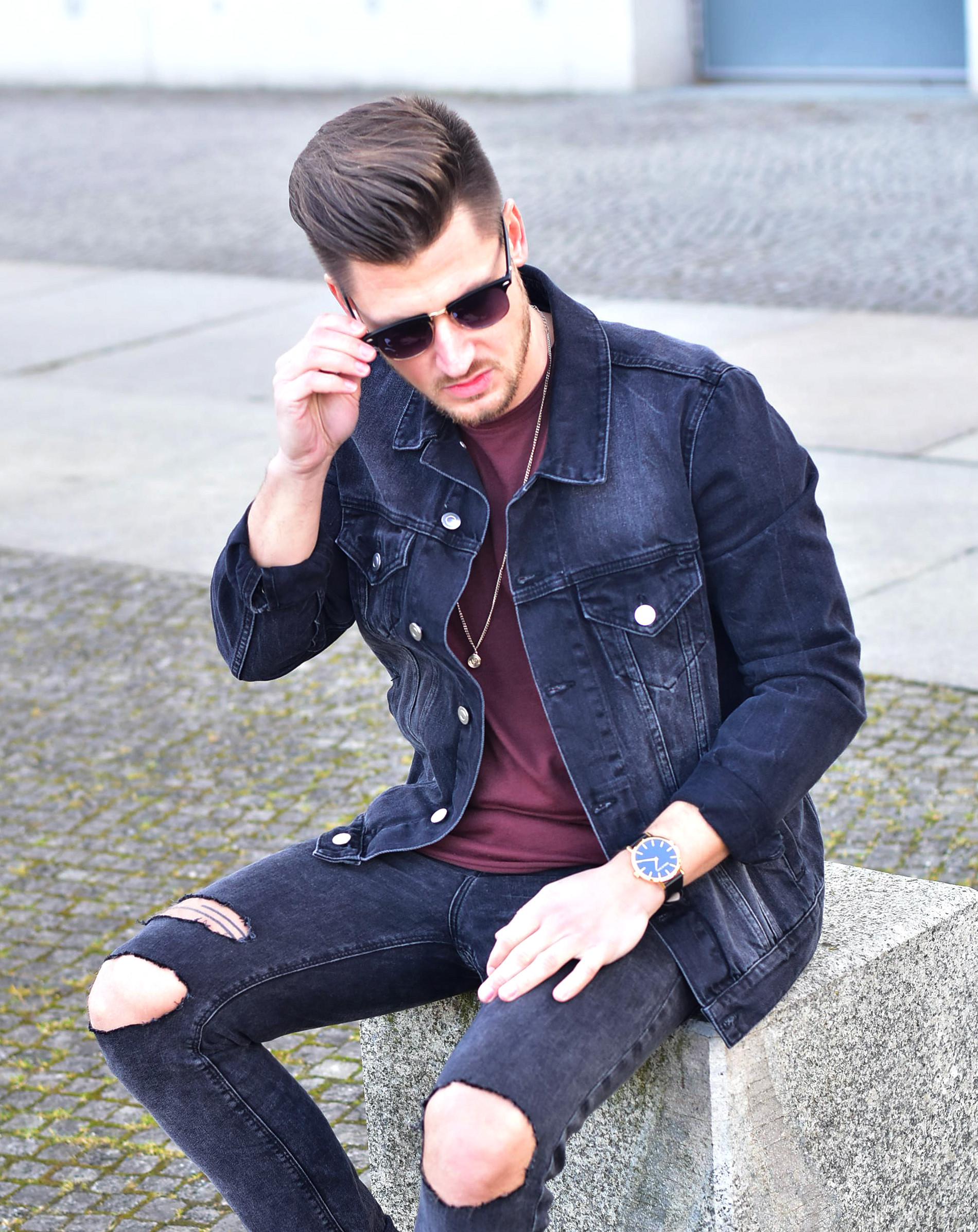 Tommeezjerry-Styleblog-Männerblog-Modeblog-Berlin-Outfit-Jeanslook-Ripped-Jeans-Jeansjacke-Adidas-Superstar-Adidas-Longshirt-Goldschmukc