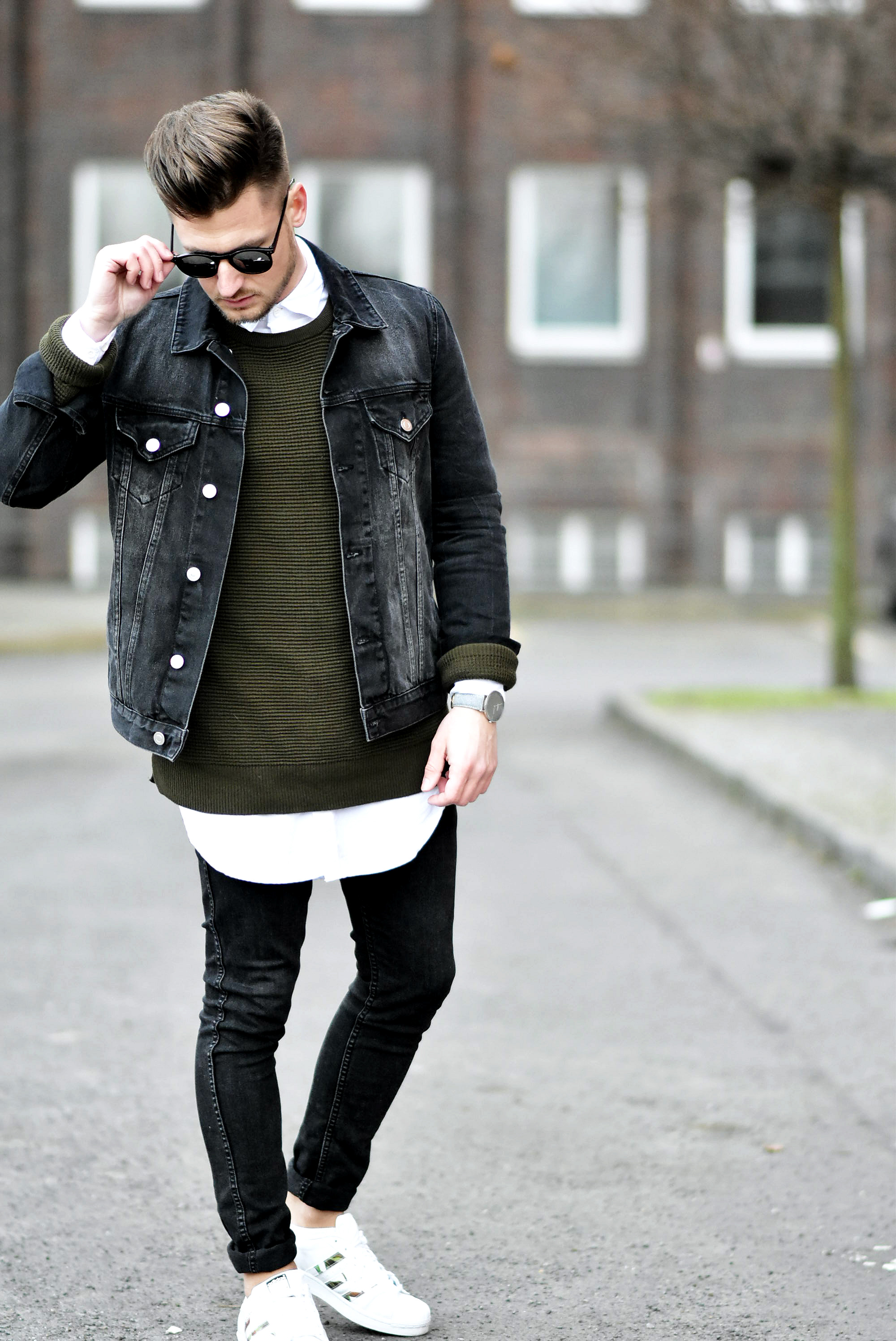 Tommeezjerry-Styleblog-Männerblog-Männer-Modeblog-Berlin-Berlinblog-Outfit-Streetlook-Skinny-Jeans-Oversized-Shirt-Khaki-Sweater-Jeansjacke-Adidas-Superstar-Schwarze-Sonnenbrille-Frühlingslook-Friday-Dapper