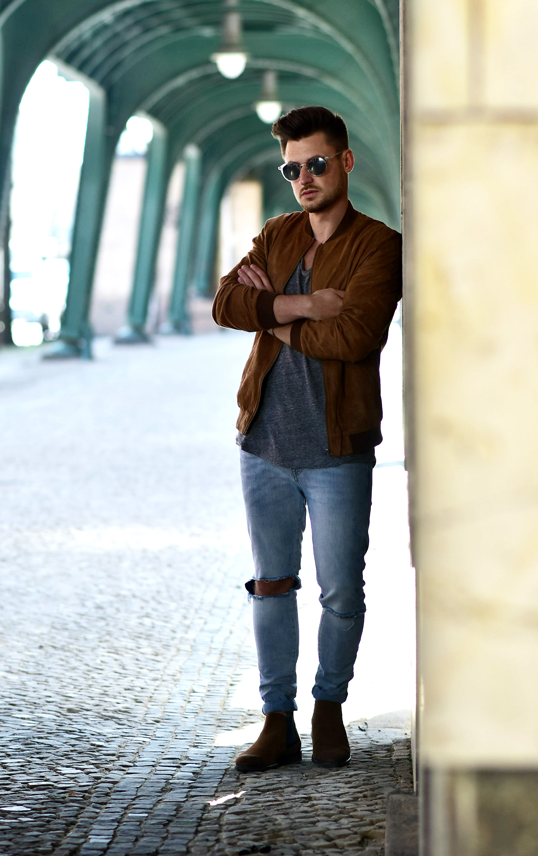 Tommeezjerry-Styleblog-Männerblog-Modeblog-Berlin-Berlinblog-Outfit-Streetlook-Velourslederoptik-Veloursbomberjacke-Bomberjacke-Skinny-Jeans-Chelseaboots-Sonnenbrille-Graues-Shirt.jpg