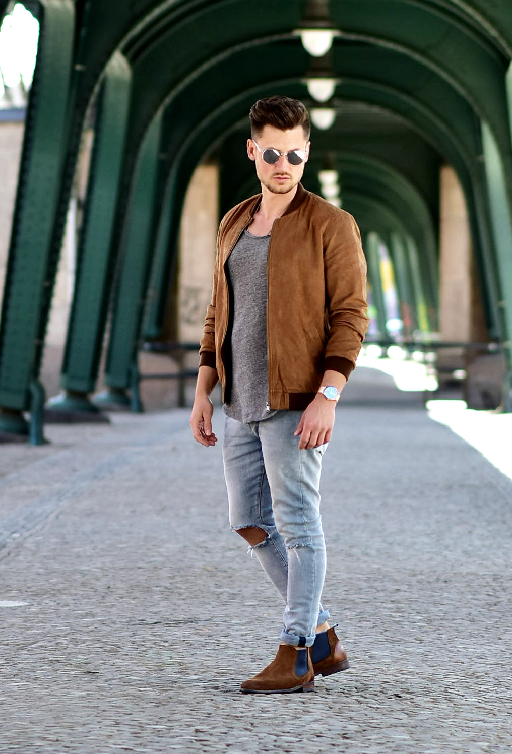 Tommeezjerry-Styleblog-Männerblog-Modeblog-Berlin-Berlinblog-Outfit-Streetlook-Velourslederoptik-Veloursbomberjacke-Bomberjacke-Skinny-Jeans-Chelseaboots-Sonnenbrille-Graues-Shirt.jpg