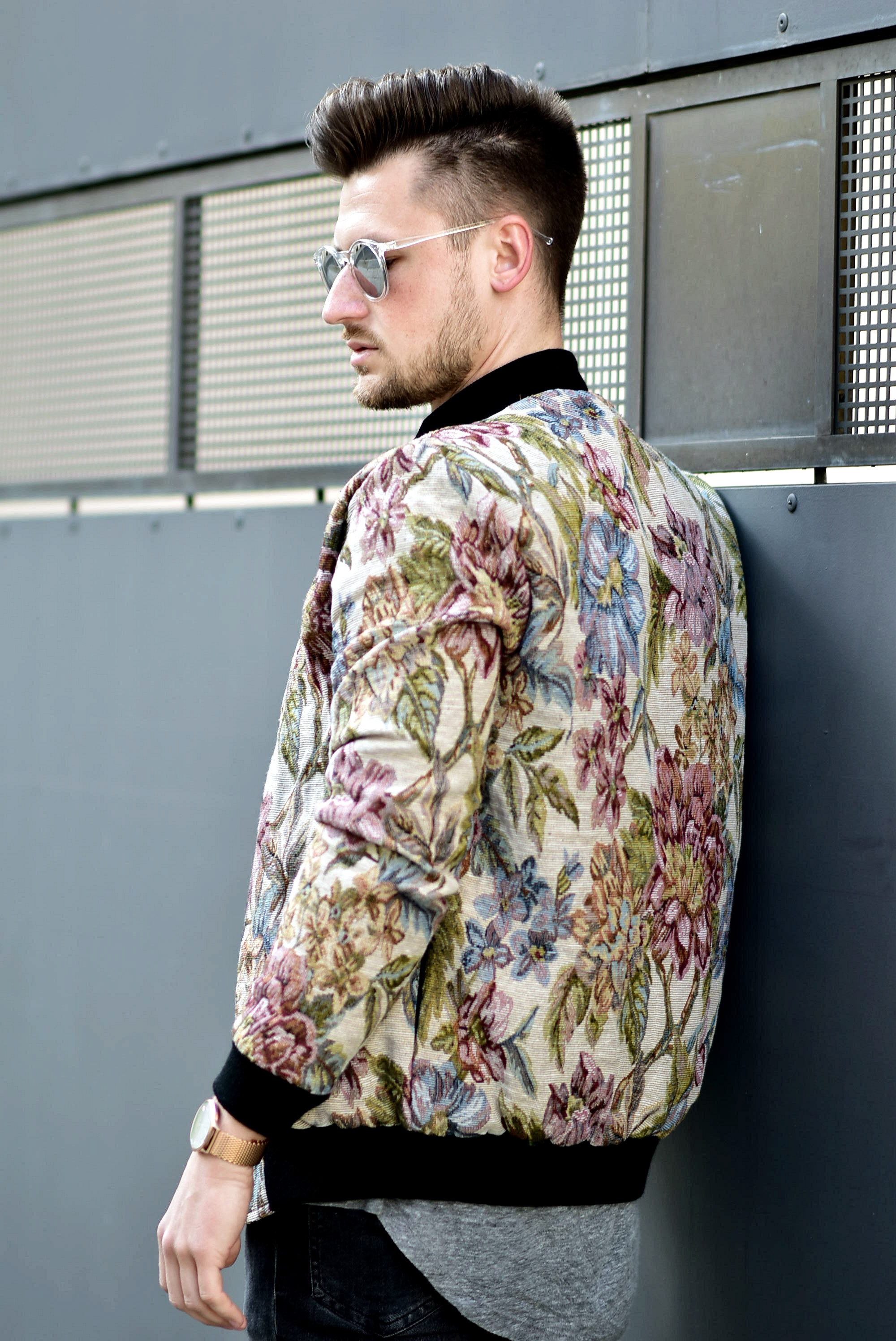 Tommeezjerry-Styleblog-Männerblog-Männer-Modeblog-Berlin-Berlinblog-Outfit-Streetlook-Bomberjacke-Vintage-Graues-Shirt-Skinny-Jeans-Sonnenbrille-Vintagelook