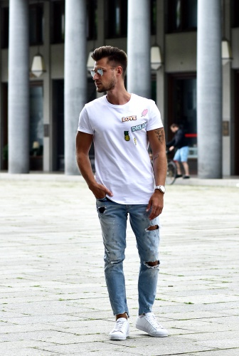 Tommeezjerry-Styleblog-Männerblog-Männer-Modeblog-Berlin-Berlinblog-Outfit-Streetlook-T-Shirt-Patches-Skinny-Jeans-Ripped-Jeans-Ray Ban-Adidas-Superstar-Triwa-Patcheslook-Patchesstyle