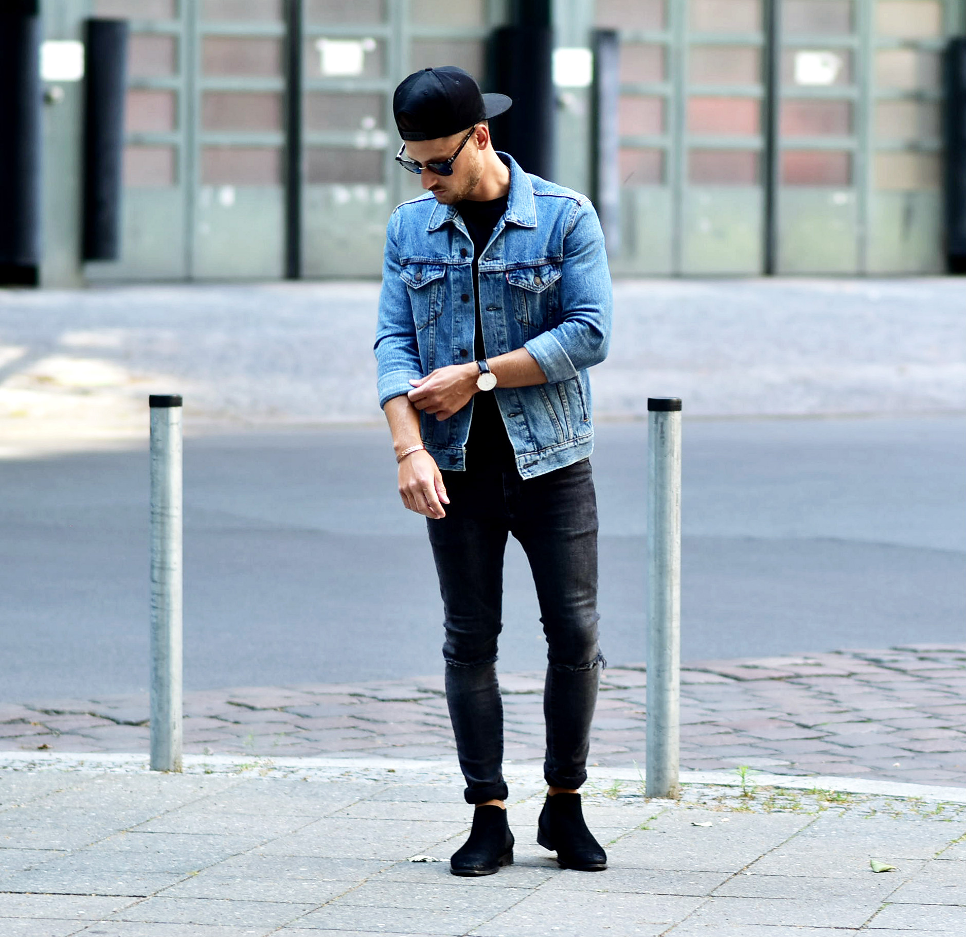 Tommeezjerry-Styleblog-Männerblog-Männer-Modeblog-Berlin-Berlinblog-Männermodeblog-Fashionblog-Outfit-Denim-Black-Look-Levis-Jeans-New-Era-Daniel-Wellington-Chelsea-Boots-Triwa