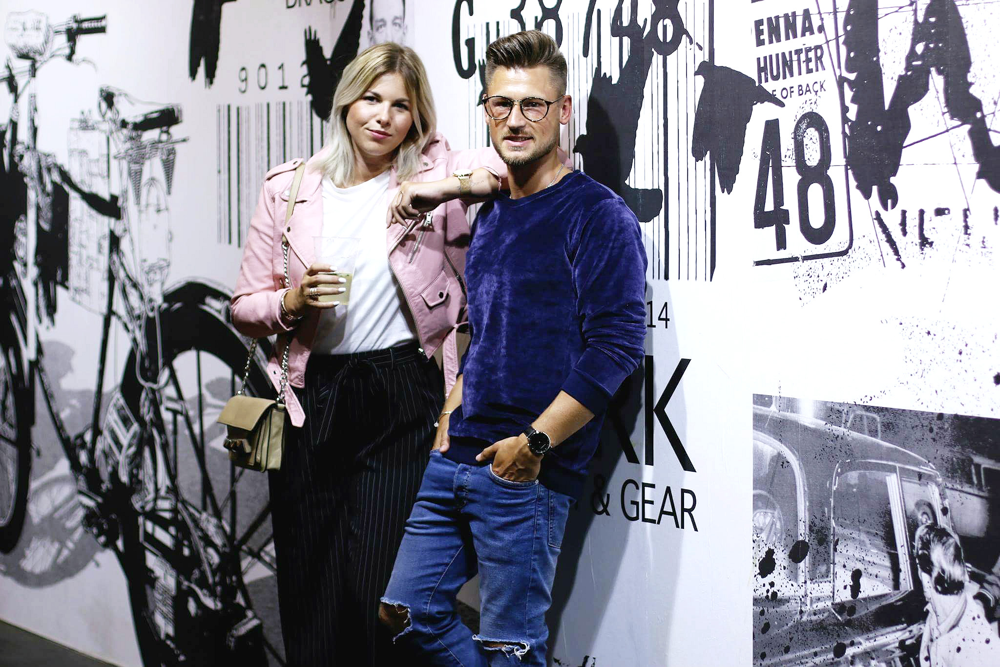 Tommeezjerry-Styleblog-Männerblog-Männer-Modeblog-Berlin-Berlinblog-Männermodeblog-Outfit-FashionWeek-Fashion-Week-Berlin-Sommer-2016-Velours-Velour-Sweater-Fashionzauber-Streetlook-Ripped-Jeans