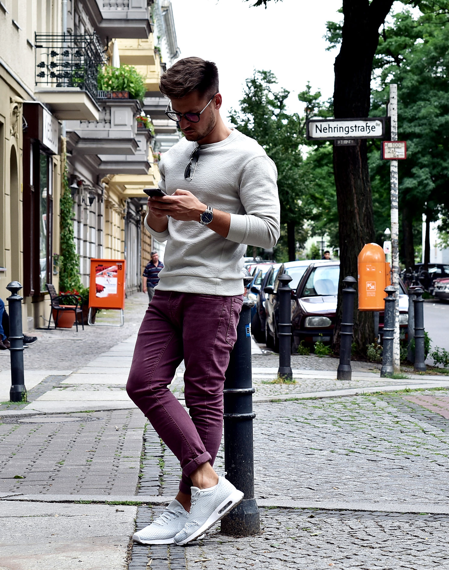 Tommeezjerry-Styleblog-Männerblog-Männer-Modeblog-Berlin-Berlinblog-Männermodeblog-Outfit-Nike-Sneaker-Creme-Sweater-Bordeaux-Burgundy-Skinny-Jeans-Zara-Thomas-Sabo-Carrear-Sonnebrille