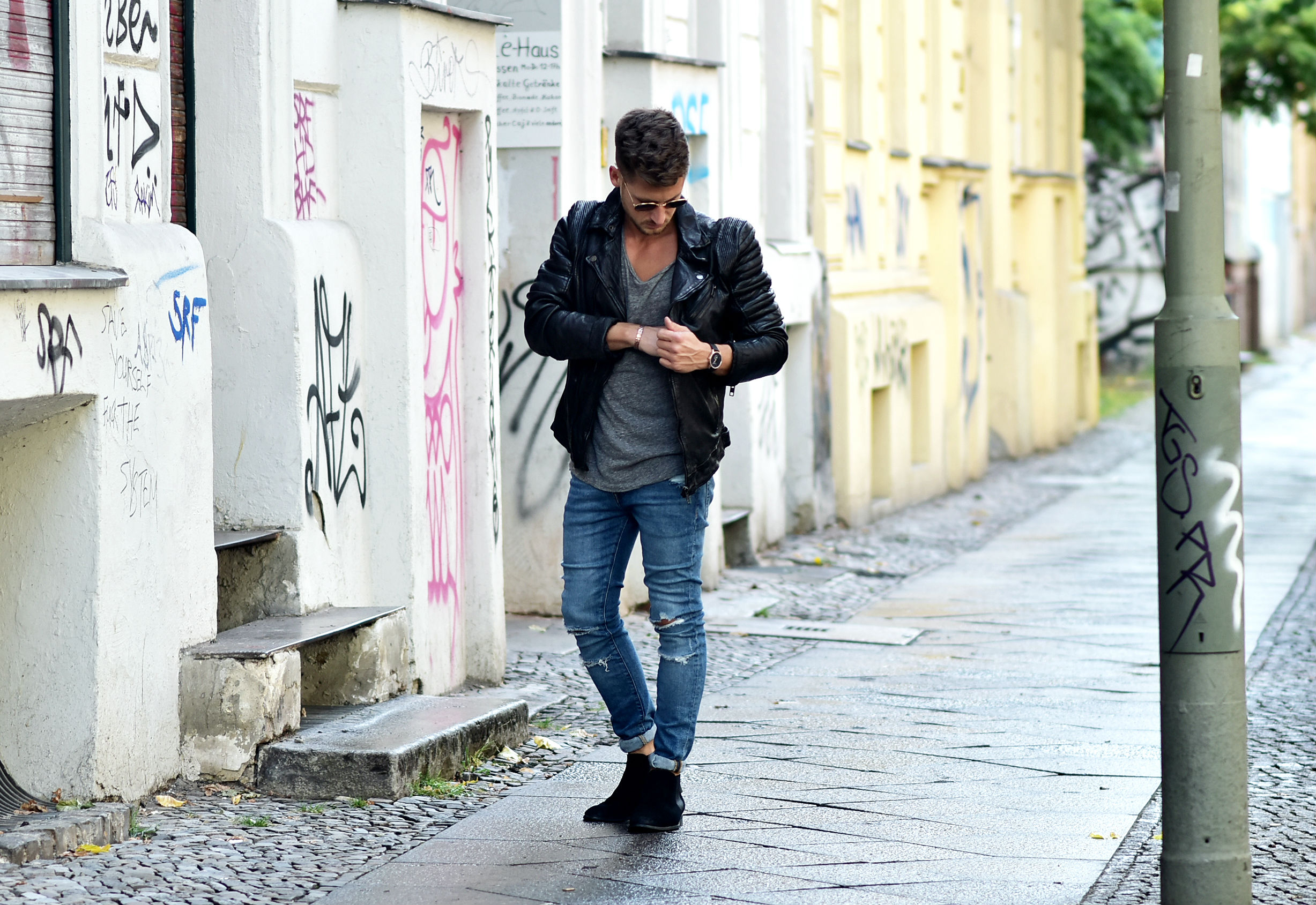 Tommeezjerry-Styleblog-Männerblog-Männer-Modeblog-Berlin-Berlinblog-Männermodeblog-Outfit-Pre-Fall-Look-Bikerlederjacke-Be-Edgy-Chelseaboots-Ripped-Jeans-Herbstlook