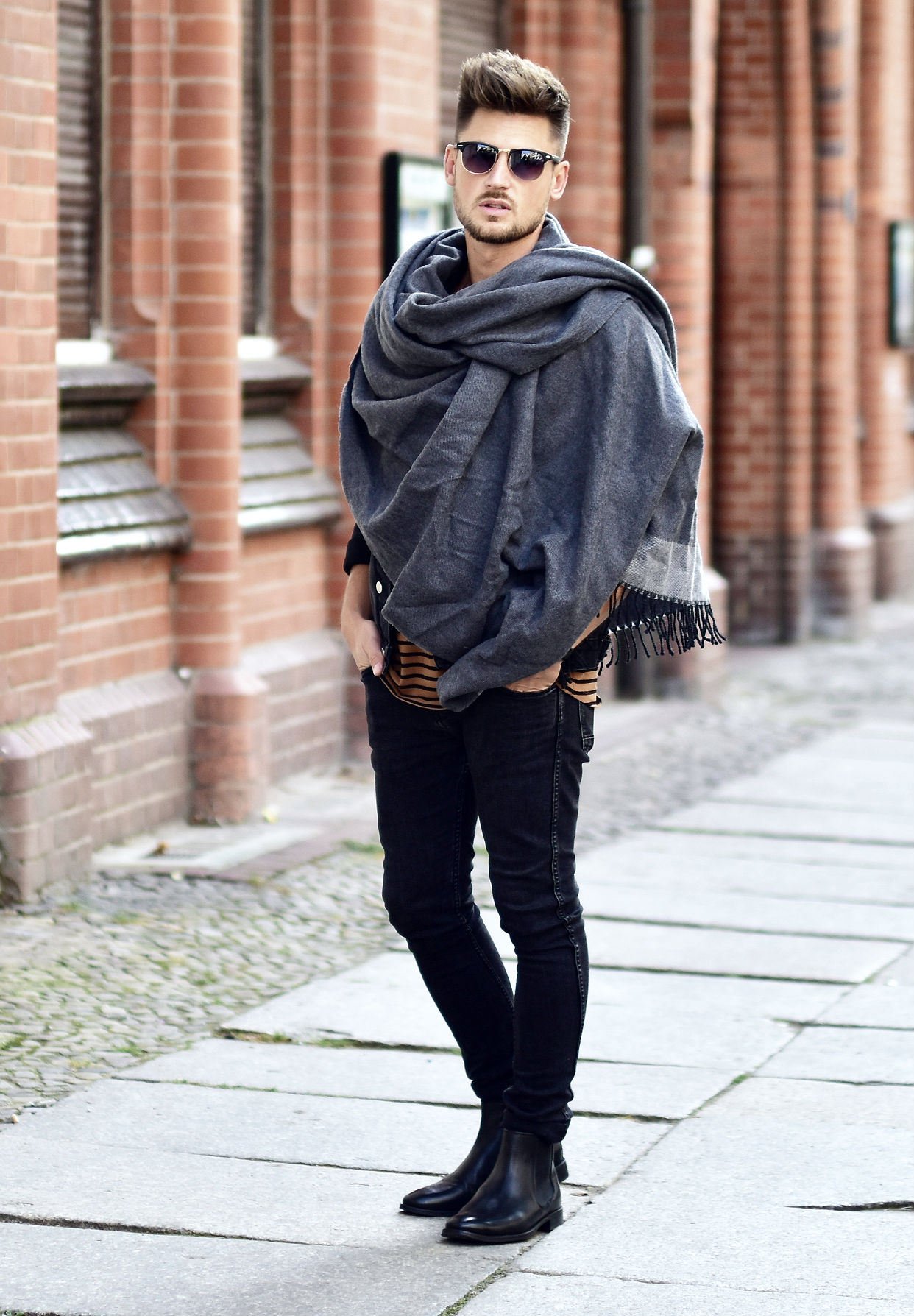 tommeezjerry-styleblog-maennerblog-maenner-modeblog-berlin-berlinblog-maennermodeblog-outfit-herbstlook-autumnlook-all-black-chelsea-boots-poncho-Sieger