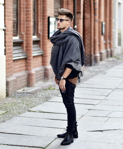 tommeezjerry-styleblog-maennerblog-maenner-modeblog-berlin-berlinblog-maennermodeblog-outfit-herbstlook-autumnlook-all-black-chelsea-boots-poncho-Sieger