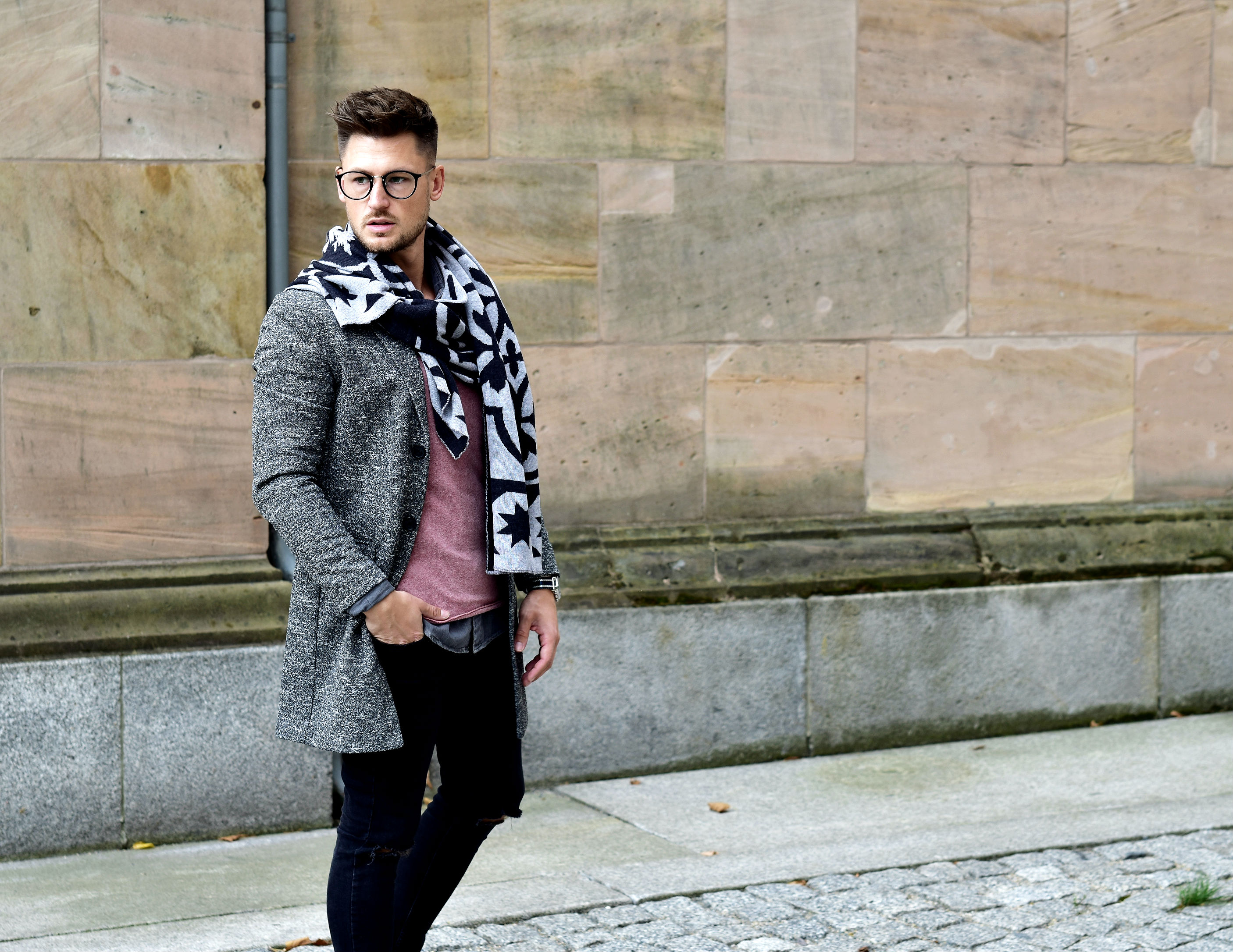 Tommeezjerry-Styleblog-Männerblog-Männer-Modeblog-Berlin-Berlinblog-Männermodeblog-Outfit-Long-Blazer-Mantel-Adidas-Stan-Smith-Streetstyle-Casual-Ripped-Jeans