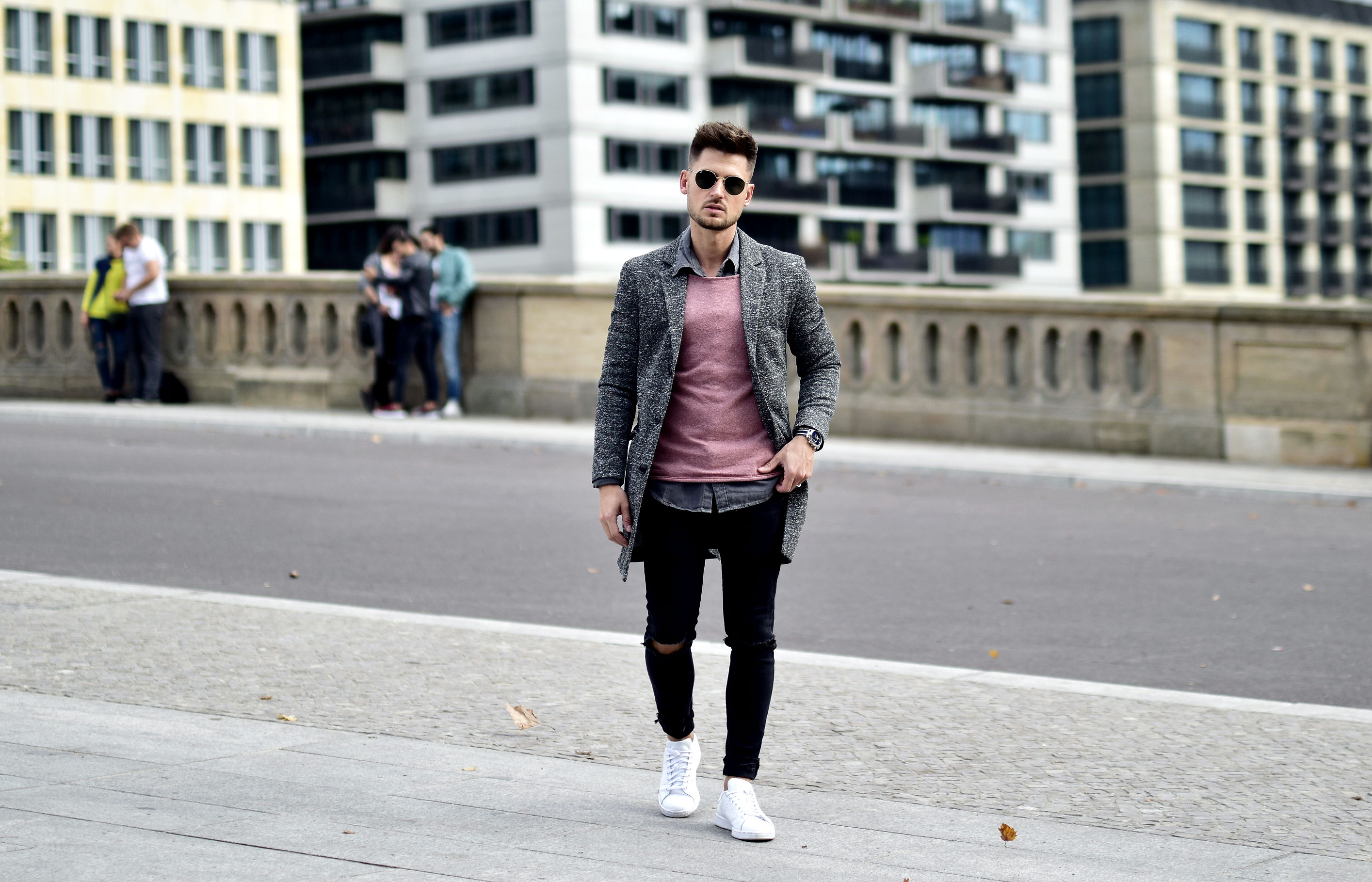 Tommeezjerry-Styleblog-Männerblog-Männer-Modeblog-Berlin-Berlinblog-Männermodeblog-Outfit-Long-Blazer-Mantel-Adidas-Stan-Smith-Streetstyle-Casual-Ripped-Jeans