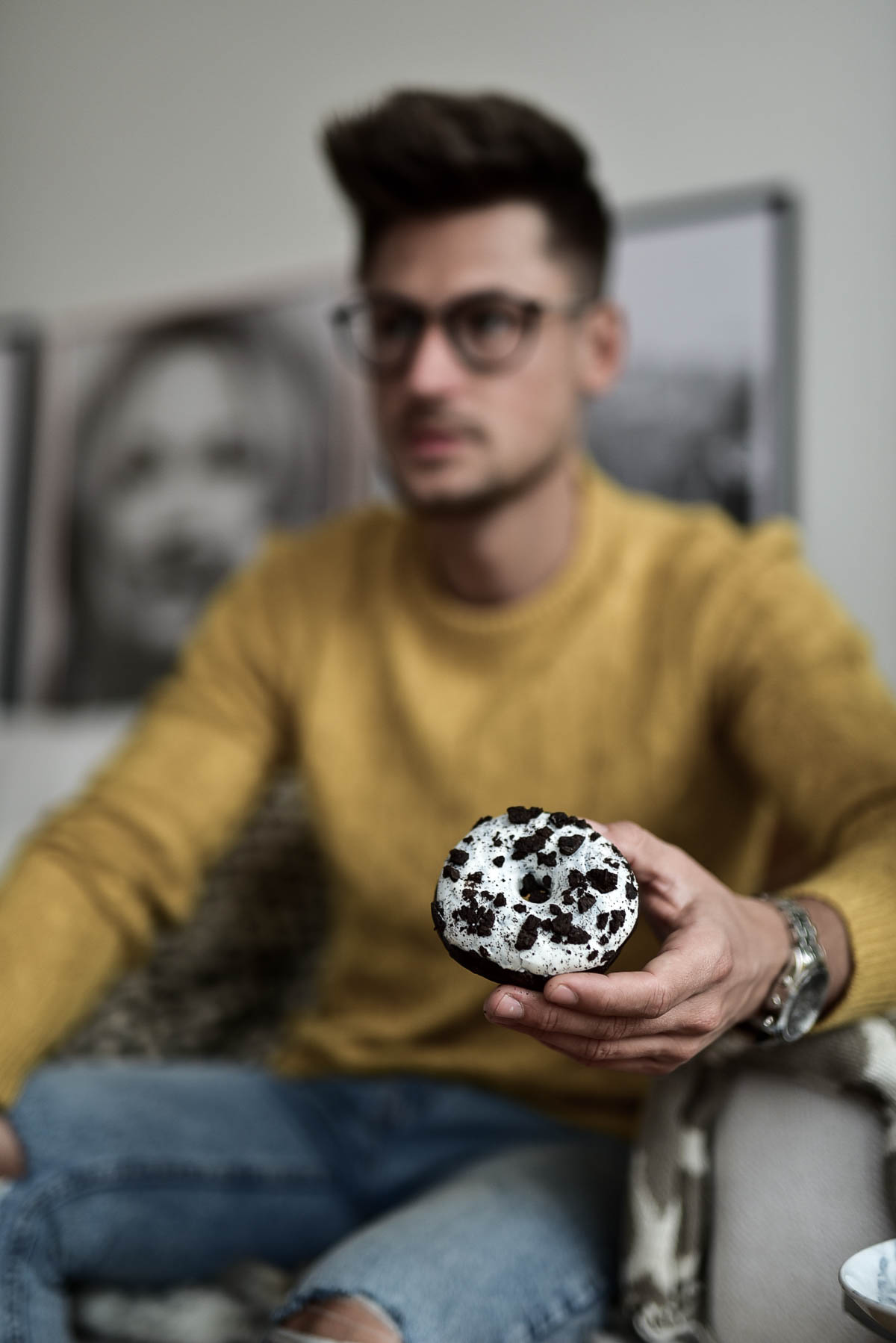 Tommeezjerry-Fashionblog-Lifestyleblog-Styleblog-Männerblog-Männer-Modeblog-Berlin-Berlinblog-Männermodeblog-Outfit-Sweater-Yellow-Ripped-Jeans-Oreo-Donut
